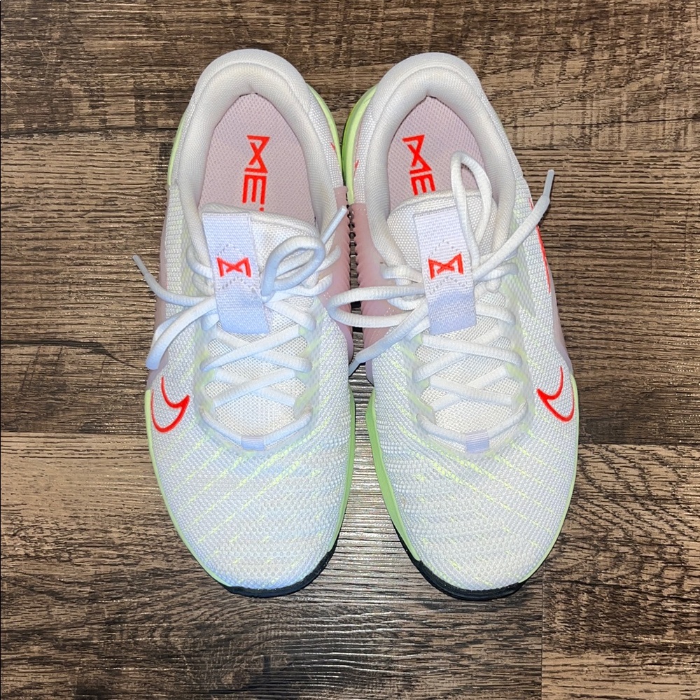 Nike Metcons Women's Athletic Shoes - White and Red